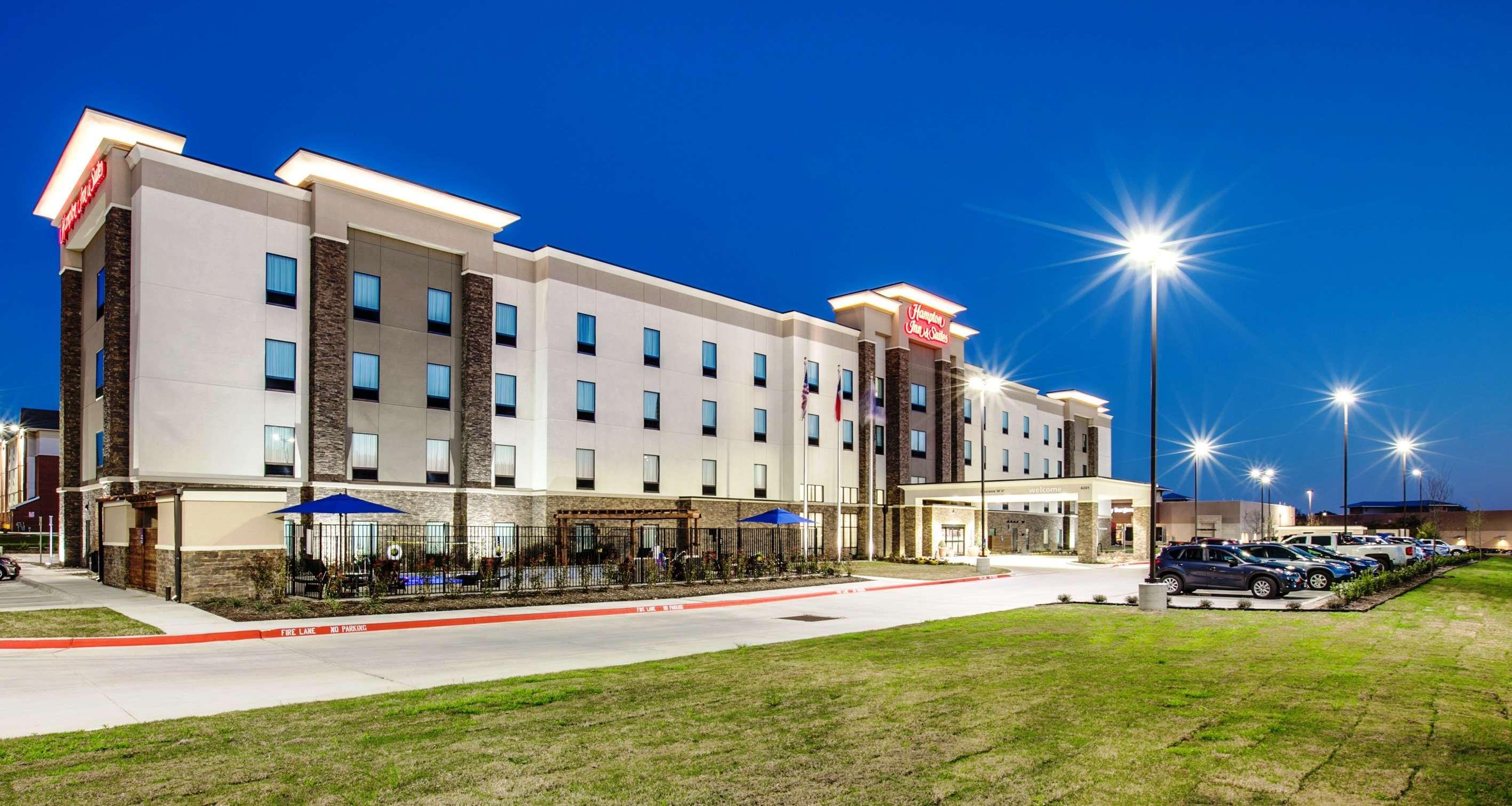 יולס Hampton Inn & Suites Dallas/Ft. Worth Airport South מראה חיצוני תמונה